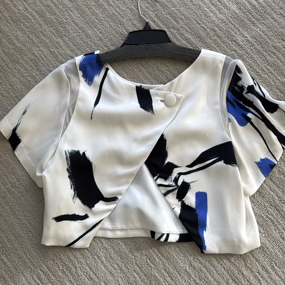 Unique short sleeve Milly back button blouse - Picture 2 of 2